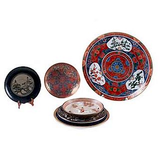 LOTE SIN RESERVA. Lote de platos decorativos. Inglaterra, Japón y China, siglo XX Elaborados en porcelana policromada. Piezas: 7