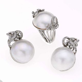 Anillo y par de aretes con medias perlas y diamantes en plata paladio. 3 media perla cultivadas. 72 acentos de diamantes. Tall...