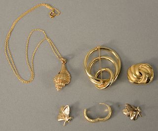 14 karat and 18 karat gold lot to include a pair of 14 karat butterfly earrings, 14 karat conch shell pendant and chain, 14 karat ci...