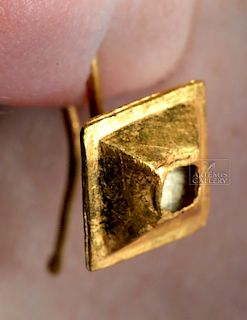 Roman Gold Square Earring, 1.4 g
