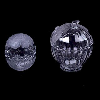 Bombonera y dulcero. Siglo XX. Elaborados en cristal cortado opaco y transparente. Diseño esférico con tapas. Piezas: 2
