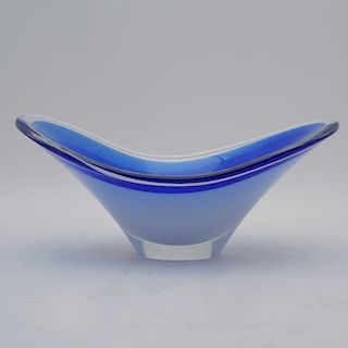Paul Kedelv. Suecia, años 60. Centro. Elaborado en cristal Flygsfors Coquille, color azul. Diseño de góngola. Firmado.