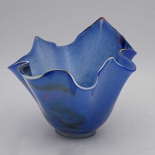 Emil Ciubotaru para LG Studio Art Glass, Años 80. Elaborado en cristal azul con esmaltes multicolores. Diseño mixtilíneo. Firmado.