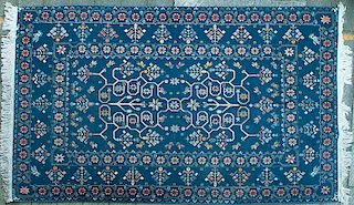 Tapete de Temoaya. México, siglo XX. Anudado a mano en fibras de lana. Decorado con motivos orgánicos y florales, sobre fondo azul.