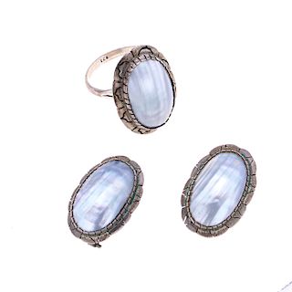Anillo y par aretes con medias perlas en plata. 3 medias perlas de abulon de 18 x 14 mm, color azul. Talla: 9. Peso: 12.5g.