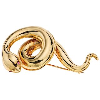 A ruby 18K yellow gold brooch.