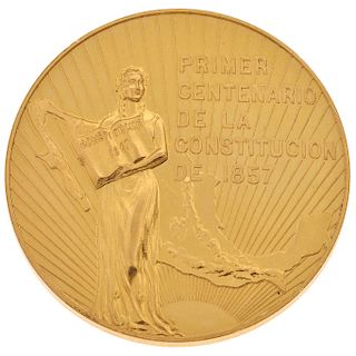 A 21.6K yellow gold medal.