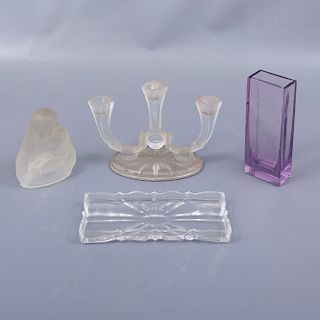 Lote de 4 figuras decorativas. SXX. Elaboradas en vidrio y cristal. Consta de candelero para 3 luces, Madonna, centro de mesa y florero