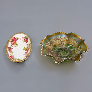 Lote de 2 platones. Siglo XX. Uno elaborado en cristal y otro en porcelana Saji. Decorados con elementos florales y fitomorfos.