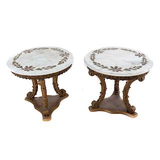 Par de mesas auxiliares. Siglo XX. En talla de madera dorada. Con cubiertas circulares de mármol blanco y soportes tipo cabriolé.