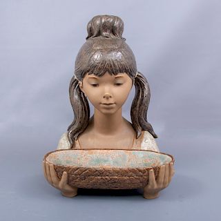 Busto de niña con vasija. España. Siglo XX. Elaborada en porcelana Lladró. Acabado gres.