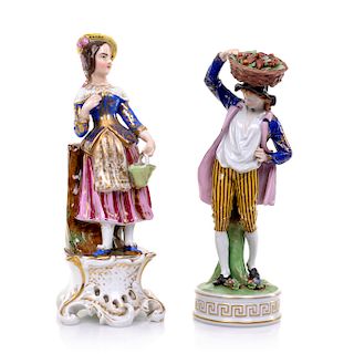 Figuras decorativas. Francia. Principios del siglo XX. Estilo Viejo París. Elaboradas en porcelana. Con esmalte dorado.