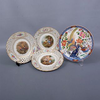 Lote de 4 platos decorativos. Siglo XX. Consta de 3 platos. Alemania. Diseño calado. Elaborados en porcelana Dresden. y plato oriental.