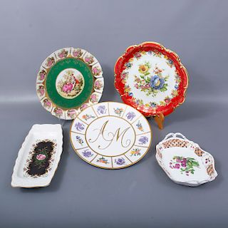 Lote 5 platos decorativos. Siglo XX. Elaborados en porcelana. 2 de Bavaria. Decorados con esmalte dorado, elementos florales.