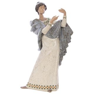 Mujer con Chal. España. Siglo XX. Elaborada en porcelana Lladró. Acabado gres.