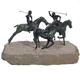 Firmado Igartua. Jugadores de polo. Elaborados en bronce patinado P/A. Con base de piedra.