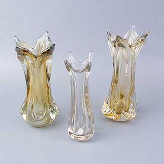 Lote de 3 floreros. Siglo XX. Elaborados en cristal de Murano. Diseño vegetal.