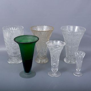 Lote de 6 floreros. Siglo XX. Elaborados en cristal cortado y vidrio prensado. Decorados con elementos facetados y orgánicos.