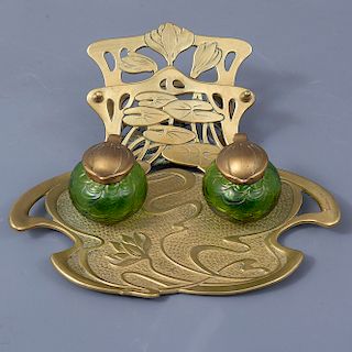 Tintero. Alemania. Siglo XX. Estilo Art Nouveau. Elaborado en bronce. Con par de depósitos de cristal color verde.