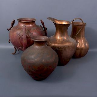 Lote mixto de 4 piezas. México. Siglo XX. Diferentes diseños. Elaborado en cobre. Decorados con elementos gallonados, zoomorfos.
