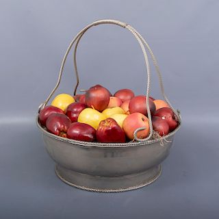 Frutero metal plateado. Siglo XX. Diseño a manera de canasta. Elaborado en metal plateado. Cuenta con fruta de cera.