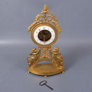 Reloj de mesa. SXX. Elaborado en bronce.Con mecanismo de cuerda, pantalla circular de porcelana, índices arábigos y manecillas caladas.