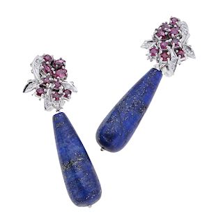 Par de aretes con lapislázuli, rubíes y diamantes en plata paladio. 2 gotas de lapislázuli.