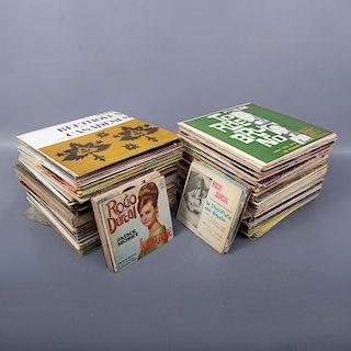 Colección de discos y carro para discos. LaserDisc y LPs. Diferentes películas y géneros musicales. Consta de The Beatles. entre otros.