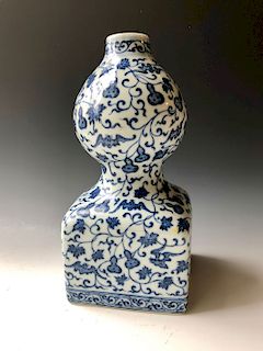 A FINE CHINESE ANTIQUE BLUE AND WHITE VASE. QIANLONG MARK