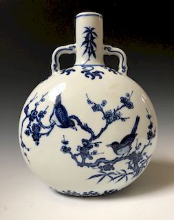 A FINE CHINESE BLUE AND WHITE PORCELAIN MOONFLASK VASE, QIANLONG MARK