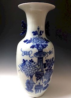 A CHINESE ANTIQUE BLUE AND WHITE PORCELAIN VASE,19C