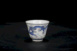 Chinese blue and white porcelain cup, Tongzhi mark. 