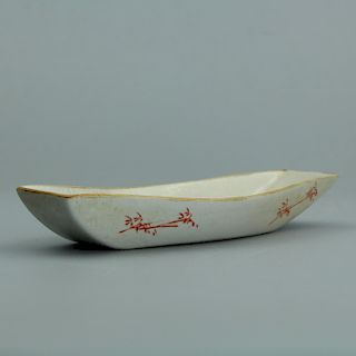 Chinese famille rose porcelain boat. 