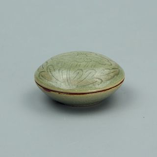 Chinese celadon porcelain box. 