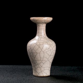 Chinese Ge Ware porcelain vase. 