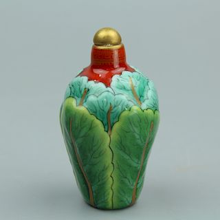 Chinese famille rose porcelain snuff bottle, Qianlong mark.