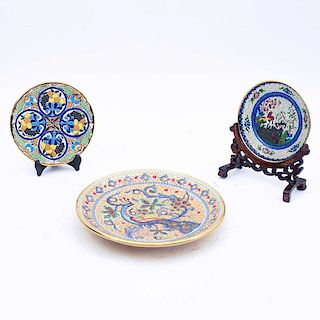 Lote de platos decorativos. Italia, España y China, siglo XX. Elaborados en porcelana, cerámica y vidrio, con esmalte dorado.Pzs: 3