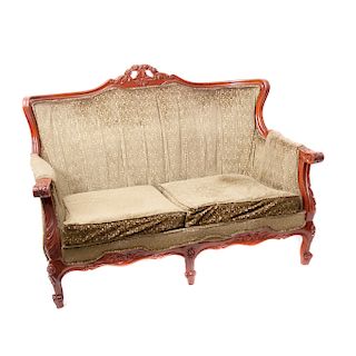 Love Seat. Siglo XX. Elaborado en madera tallada con tapicería en terciopelo color verde. Soportes tipo cabriolé.