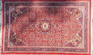 Tapete. Irán, siglo XX. Estilo Mashhad. Anudado a mano en fibras de lana y algodón. Decorado con motivos geométricos y orgánicos.