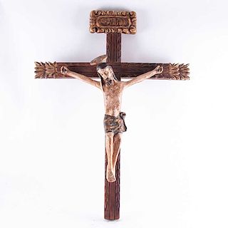 Cristo en la Cruz. México, primera mitad del siglo XX. Elaborado en madera tallada y policromada. Con detalles en esmalte dorado.