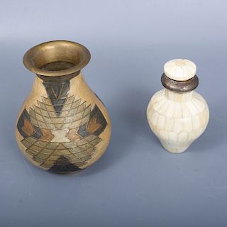 Jarrón y perfumero. Origen oriental, uno de India. Siglo XX. Elaborados en metal. Perfumero con aplicaciones de teselas de hueso.