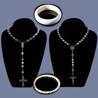 Dos rosarios y dos brazaletes en metal base y Marfil. Cuentas de plástico facetadas. Los brazaletes en marfil con láminas de oro.