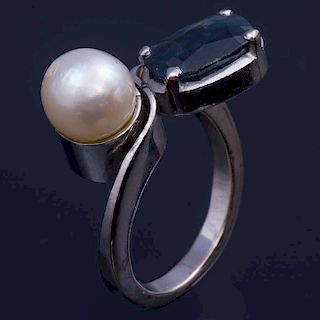 Anillo con perla cultivada y un sintético en plata paladio 1 perla cultivada de 7 mm color blanco. 1 sintético color azul. Tal...