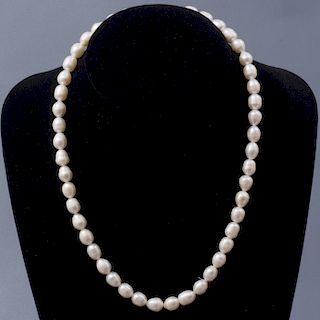 Collar con perlas y plata. 46 perlas cultivadas color crema de 8 mm. Broche de perno en plata .925. Peso: 42.1g.