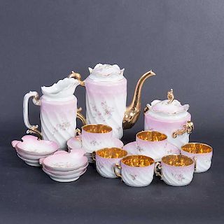 Juego de té. Origen europeo. SXX. Elaborado en porcelana. Decorado con esmalte dorado, motivos florales y cenefa degradada en rosado.