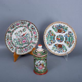 Tibor y 2 platos decorativos. China. Siglo XX. Elaborados en porcelana. Uno Andrea Sadek. Decorados con elementos florales.