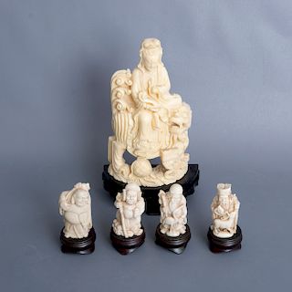 Lote de 5 figuras decorativas. Taiwan. Siglo XX. Elaboradas en resina. Con base de madera tallada. Consta de deidad, 3 sabios y buda.