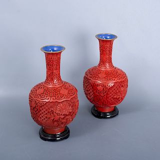Par de jarrones. China. SXX. Elaborados en porcelana y laca de cinabrio. Con base de madera tallada. Decorados con elementos florales.