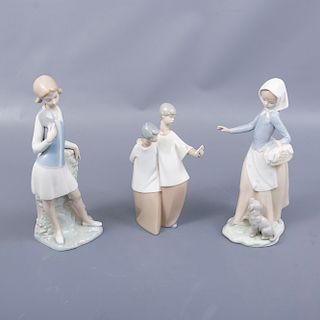 Lote de 3 figuras decorativas. España. Siglo XX. Elaboradas en porcelana. Una Zaphir. Acabado brillante.