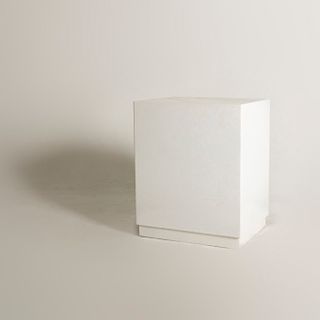 Base. Siglo XX. Diseño rectangular. En talla de mármol blanco.